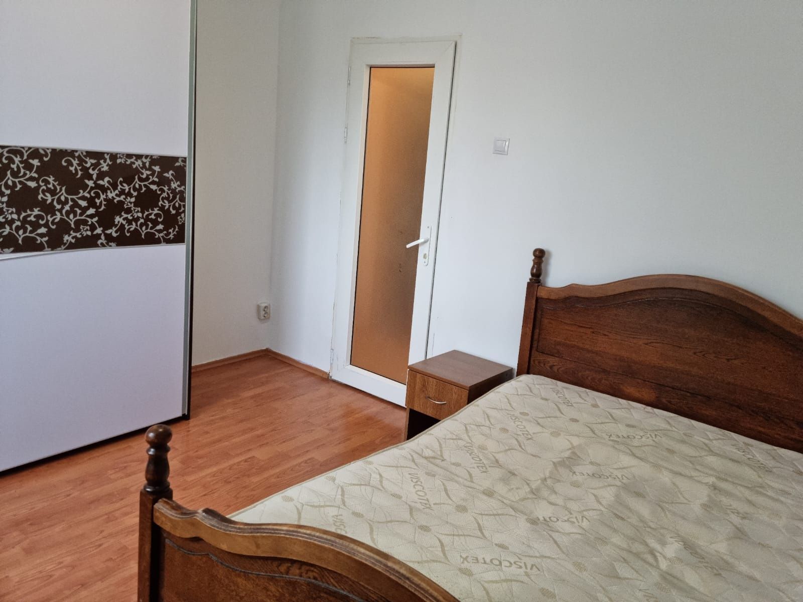 Proprietar vand Apartament 3 camere, semidecomandat, mobilat, utilat