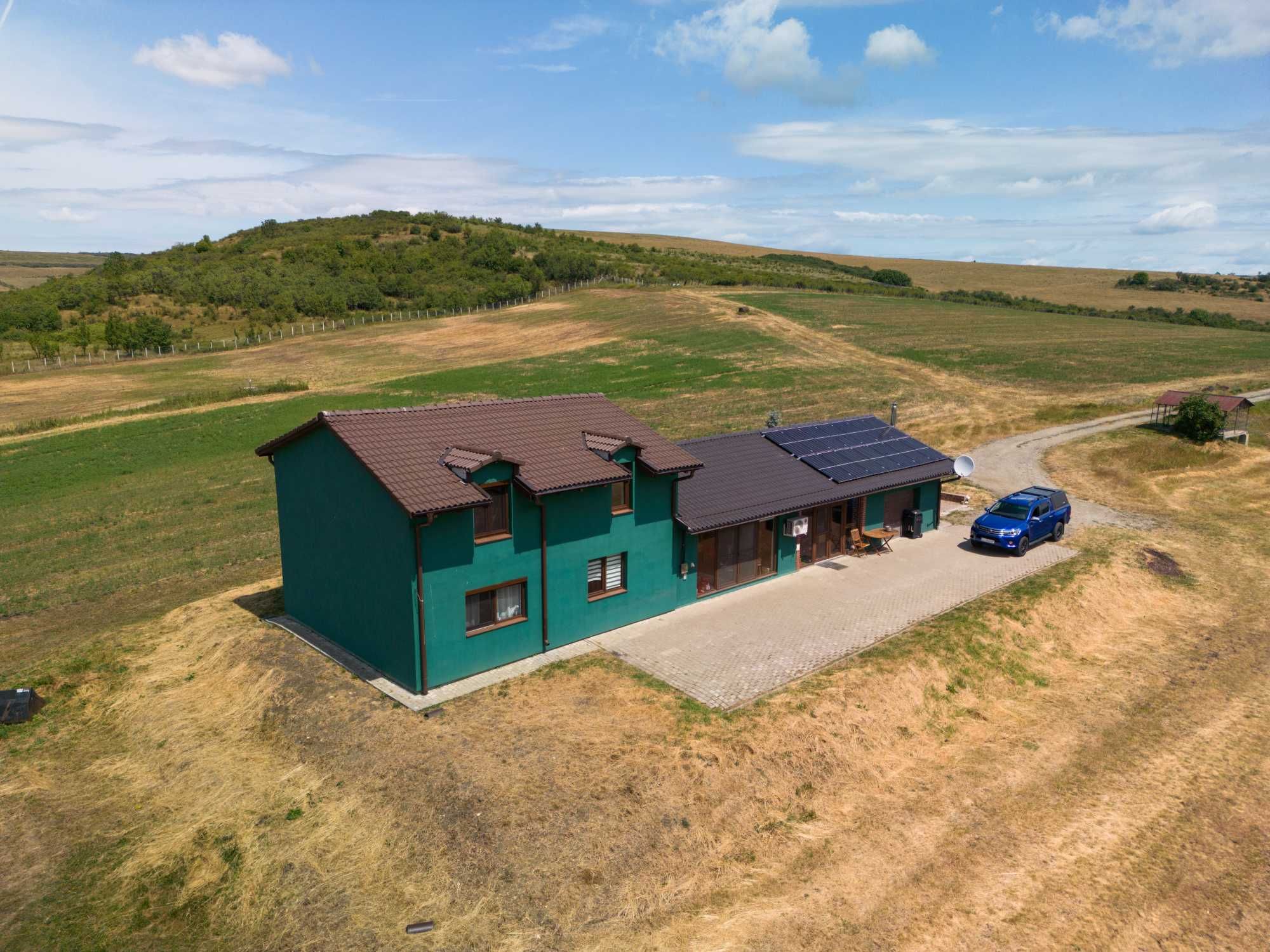 Teren 9,4 hectare cu casă, iaz, fotovoltaic, acces E576, 30km de Cluj