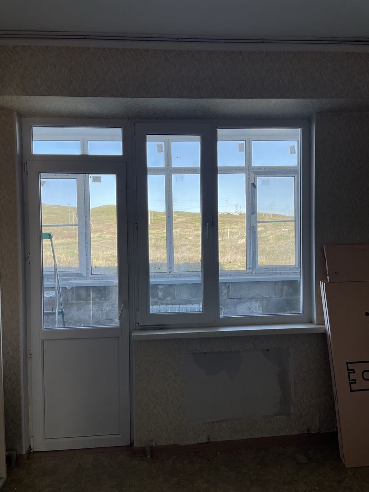 Окно на балкон с дверью
