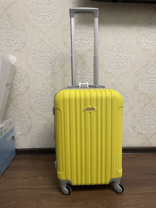 Чемодан желтый маленький