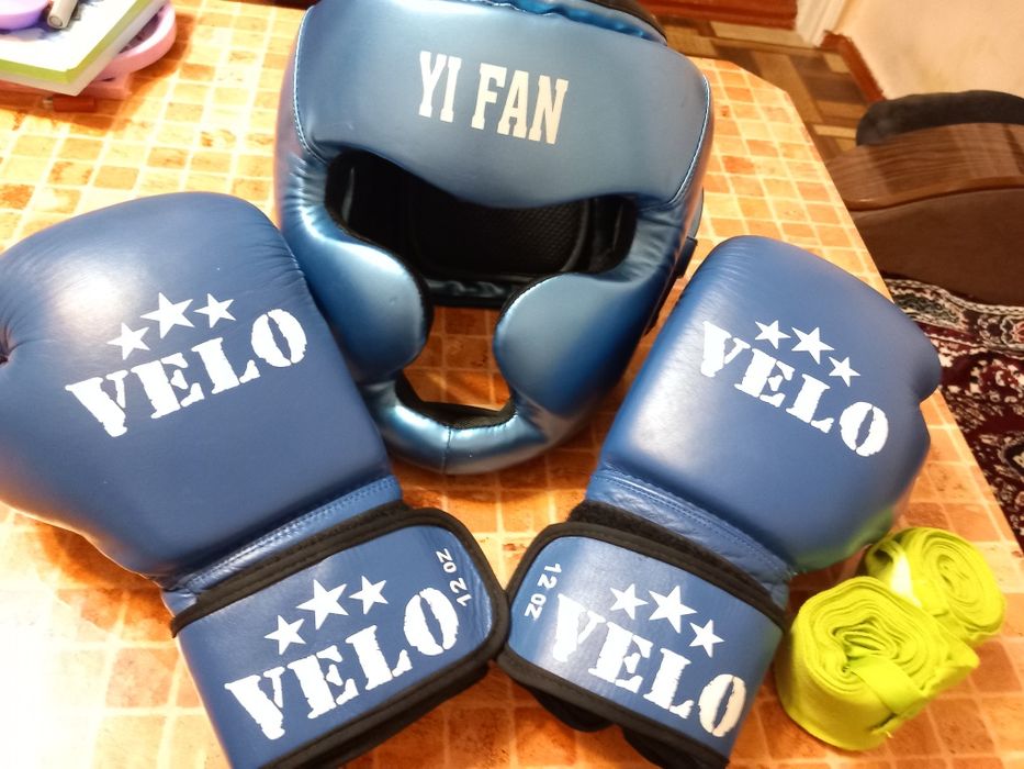 Боксёрский шлем и боксёрские перчатки