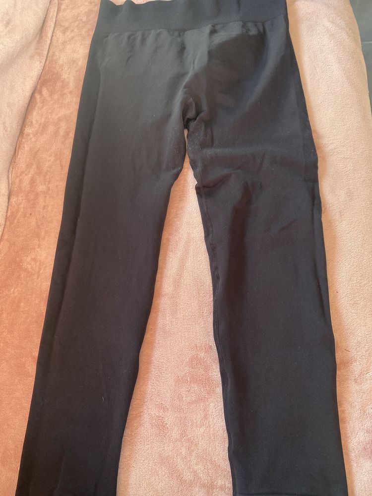 Vand pantaloni de sport