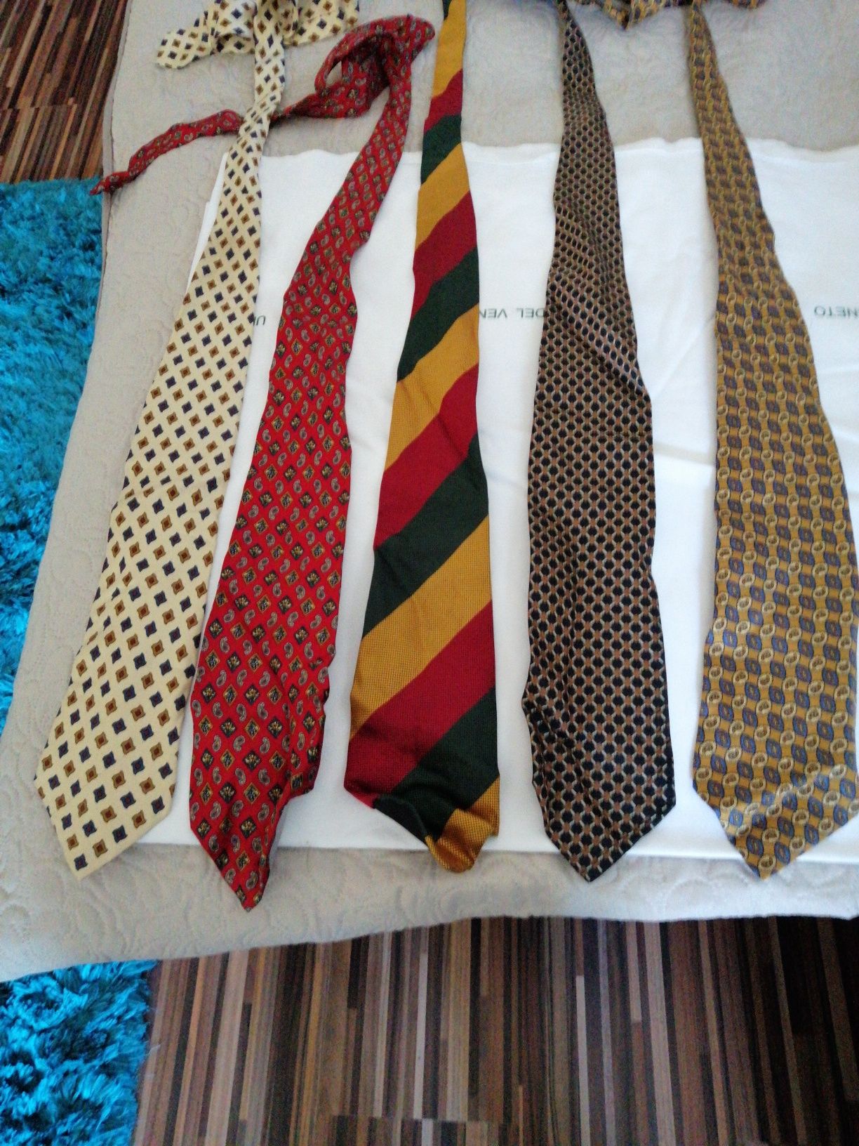 Cravate diferite culori