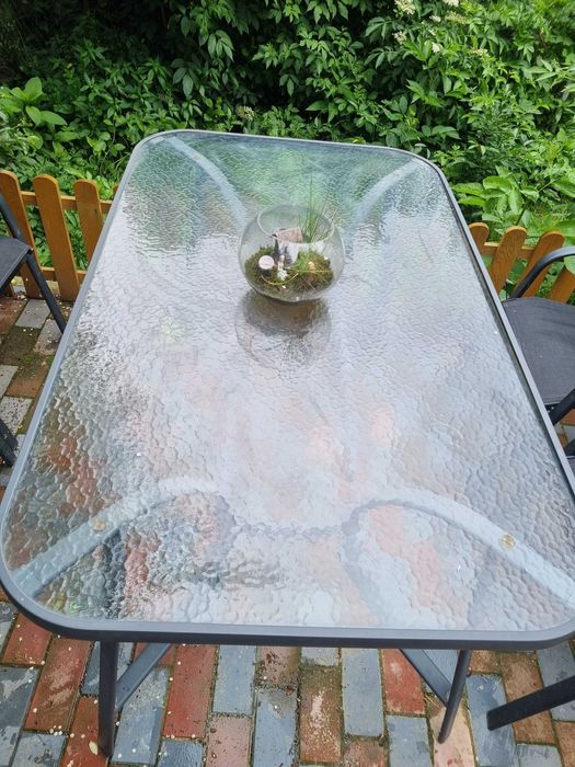 Masa de gradina din sticla.