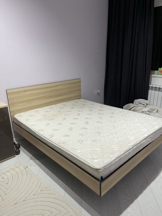 продам двухспальную кровать вместе с матрасом