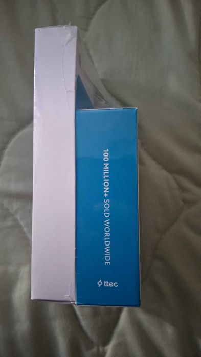 Продавам чисто нов, запечатан Samsung Galaxy A16 слушалки + протектор