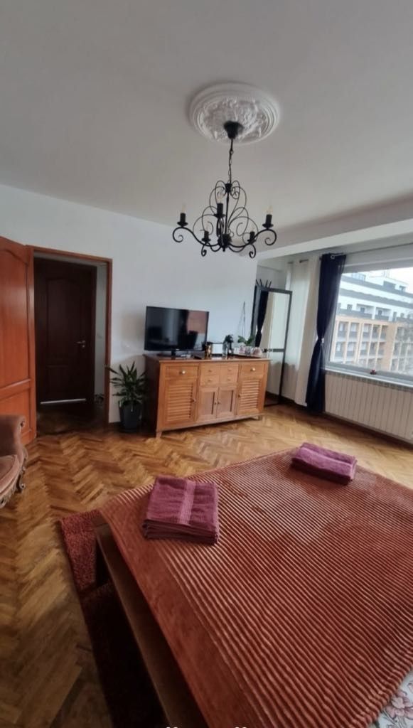 Închiriez pe termen lung Apartament tip studio, zonă centrală