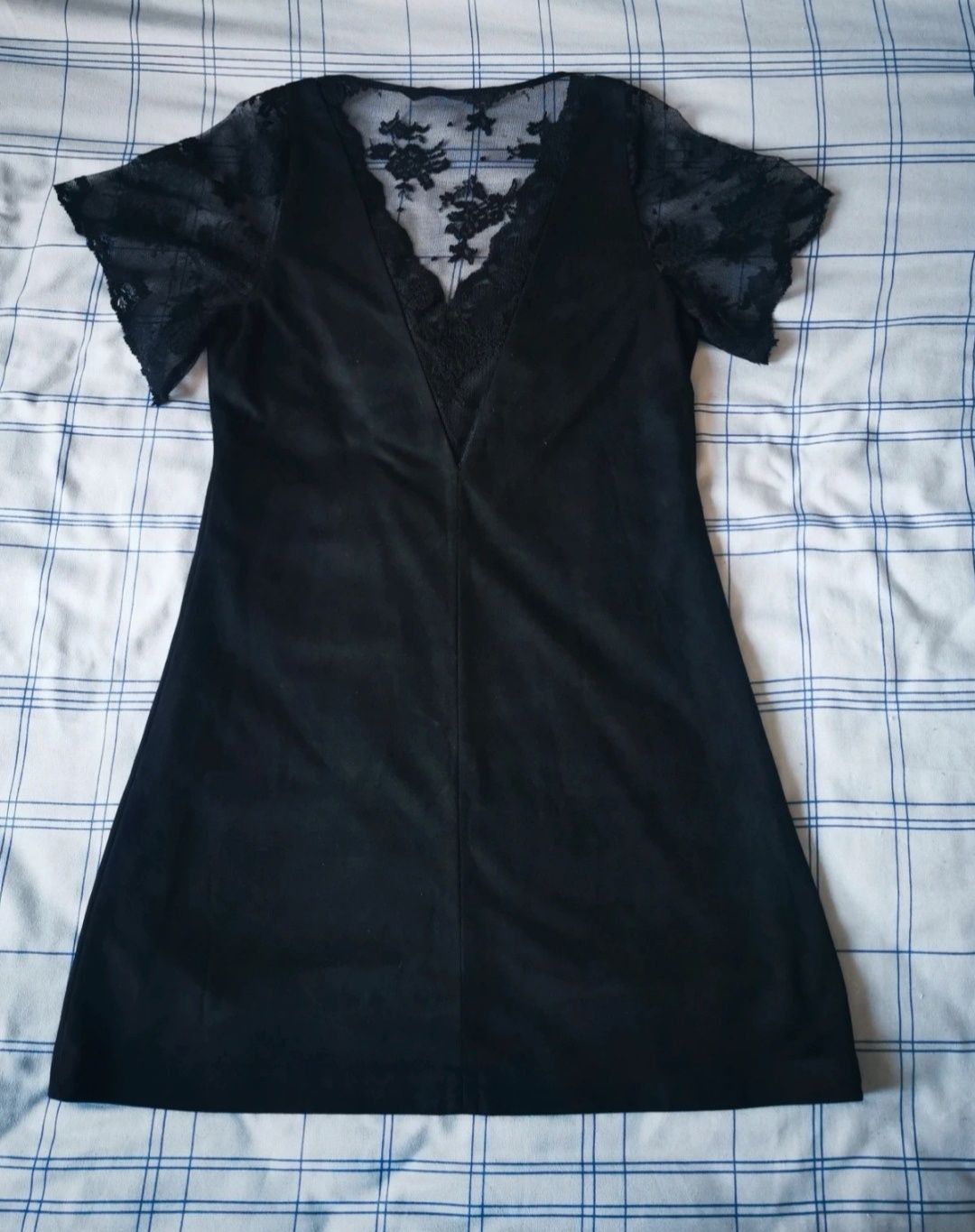 Rochie neagra cu dantela Zara