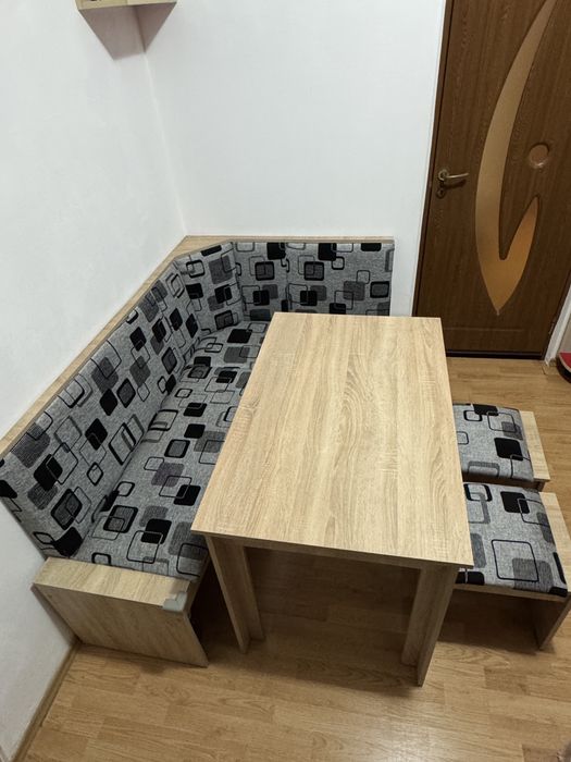 Vând colțar de bucătărie cu masă și 2 scaune