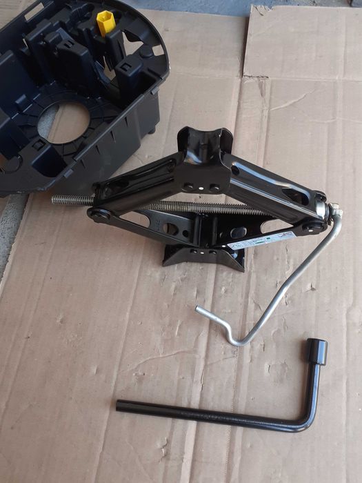 Cric,cheie de roti PEUGEOT 5008, 3008, 2008, CITROEN DS7
