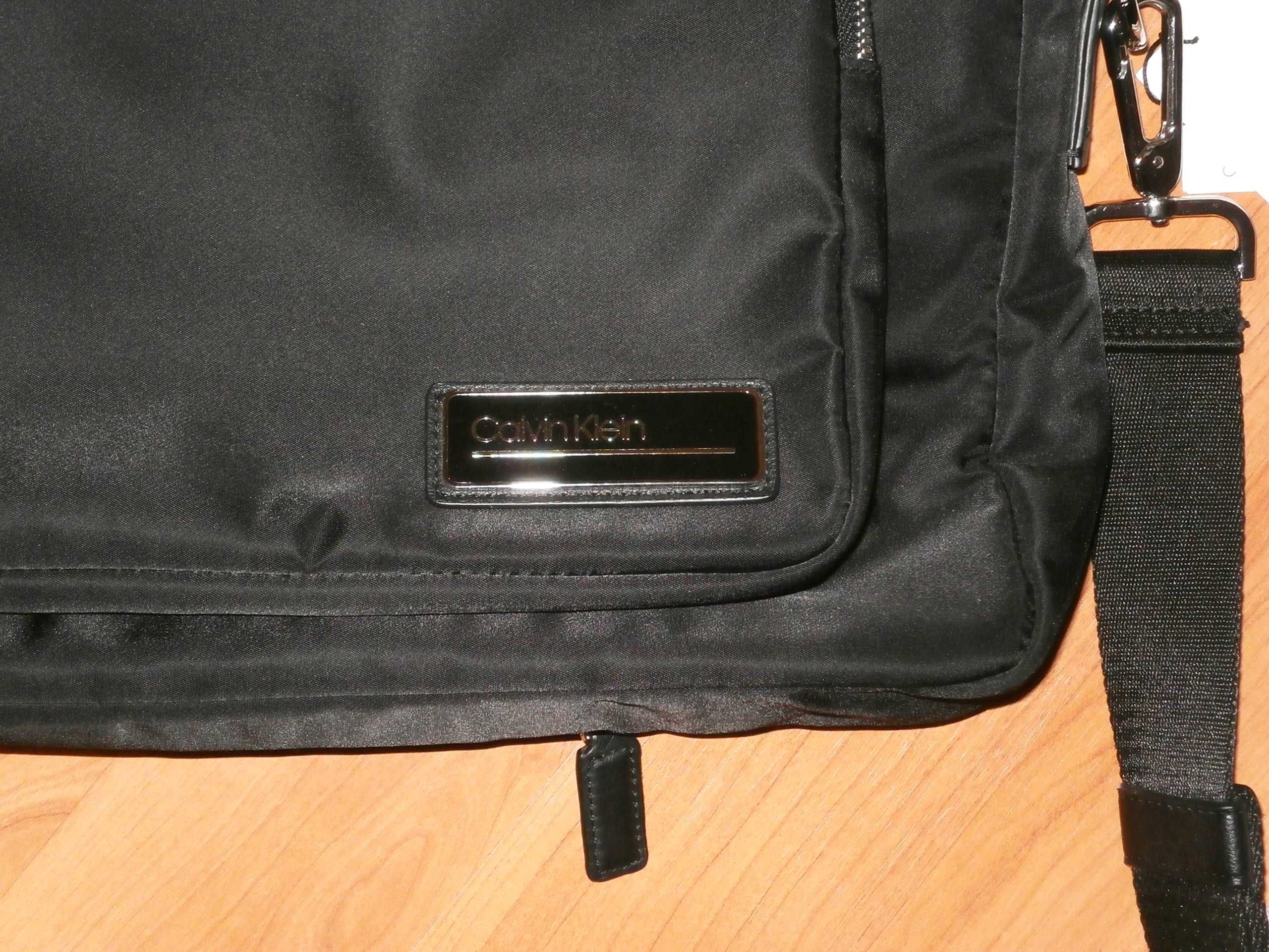 Genta Calvin Klein -Primary 1 Gusset Laptop Bag, originala, noua