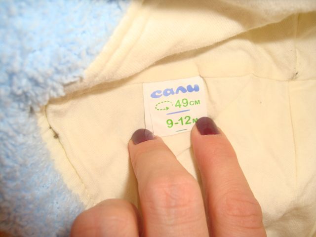 ботички за бебче и 2 комплекта шапка и шал