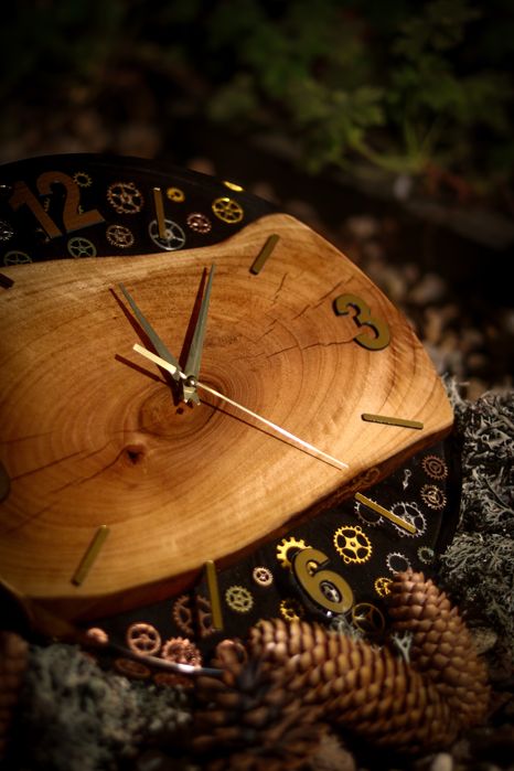 Часовник от епоксидна смола и дърво 35см диаметър.