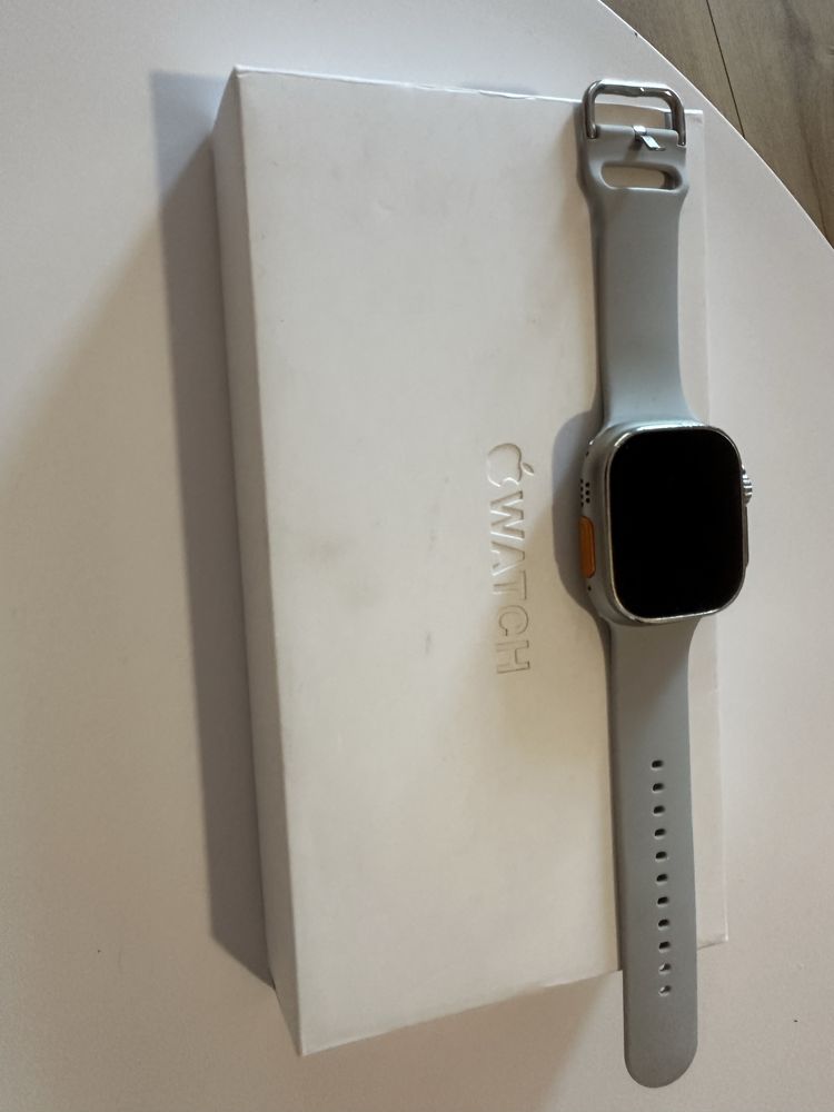 Часовник apple с кутия и зарядно