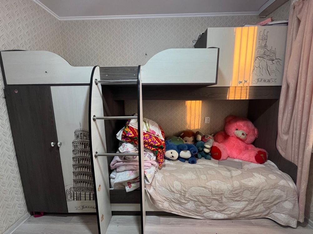 Продам двух ярусную кровать со встроенными двумя шкафамя