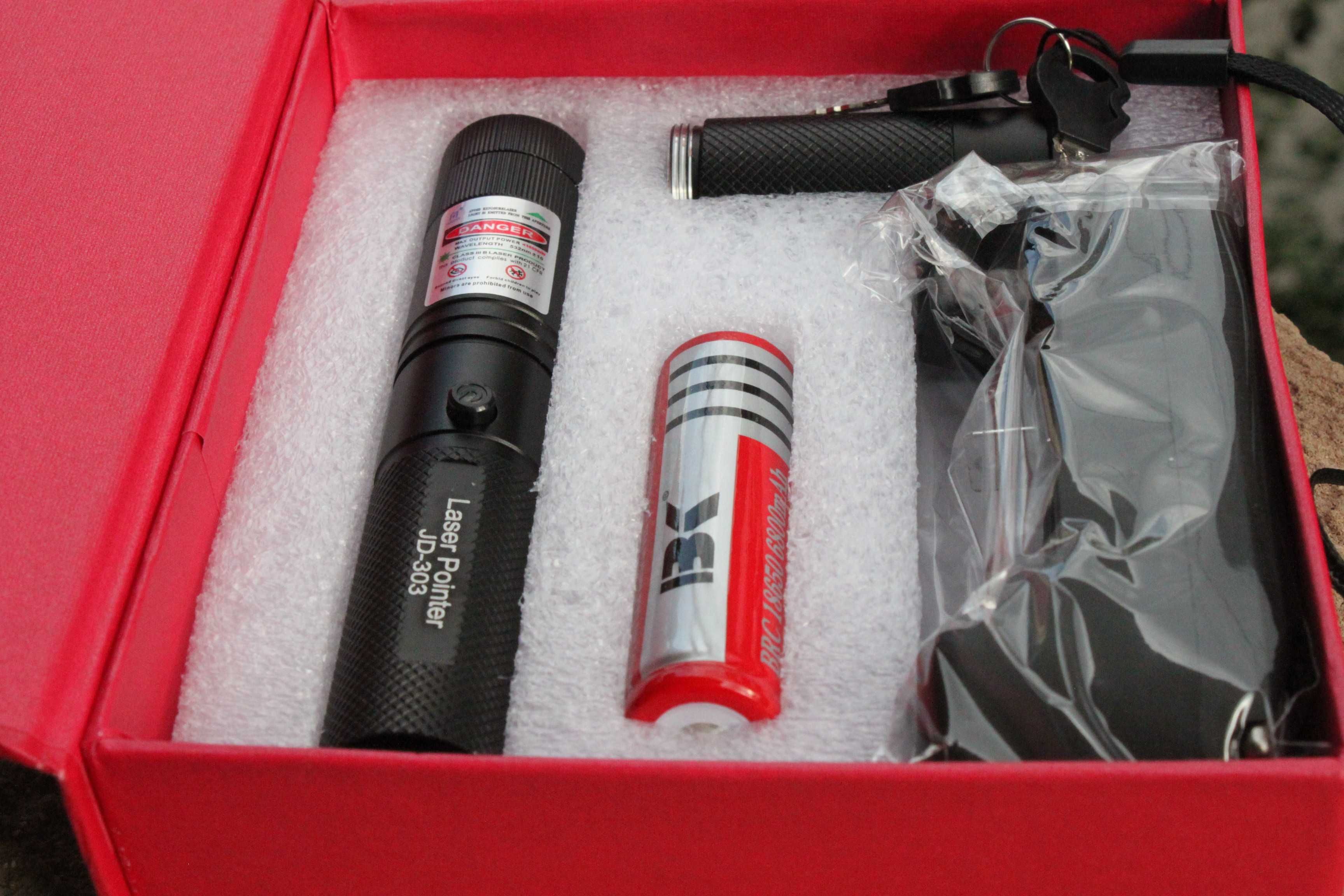 Laser pointer Verde 10000 MW 303 Acumulator+Incarcator inclus NOU!