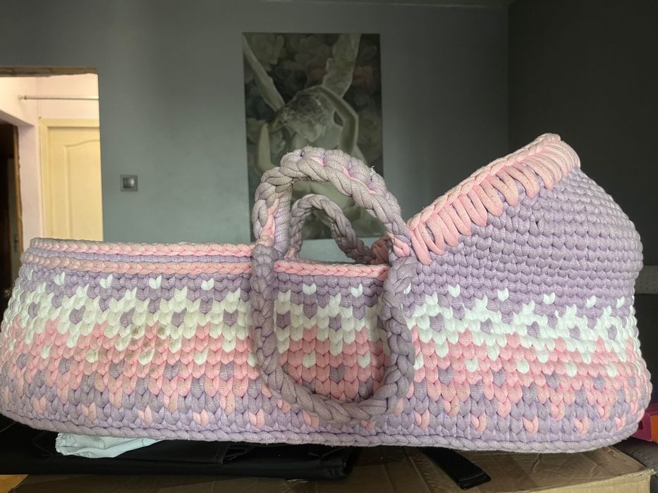 Ръчно плетен кош за новородено