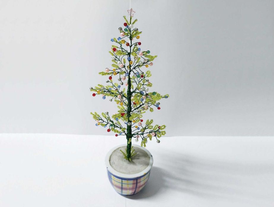 Brad handmade Craciun cu margele unicat, verde deschis si multicolor