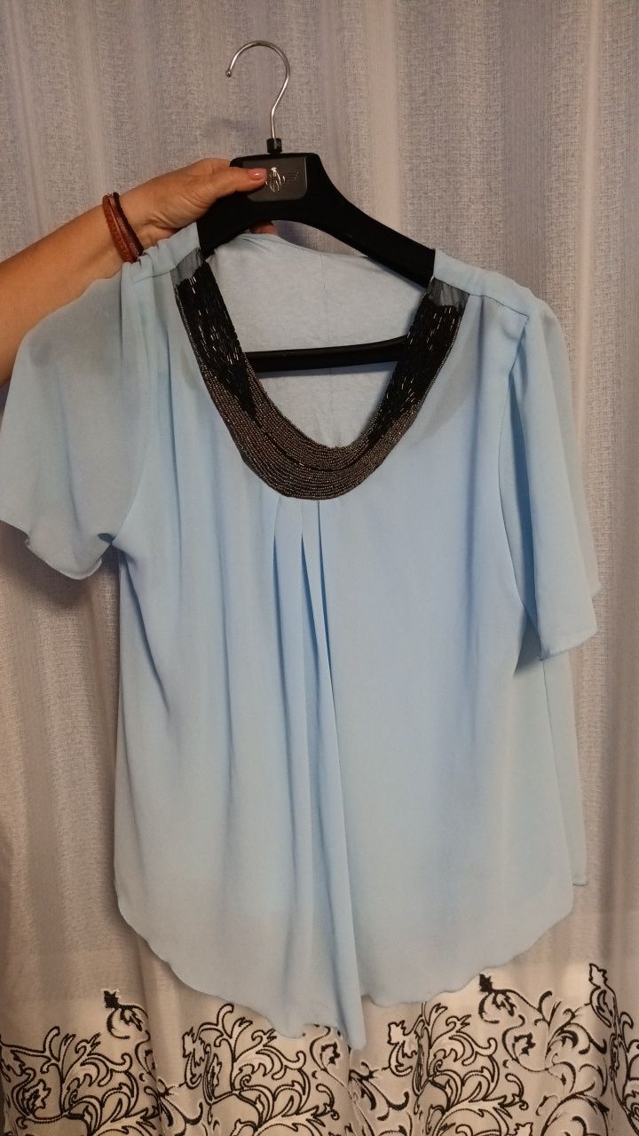 Bluza albastră cu guler din pietre