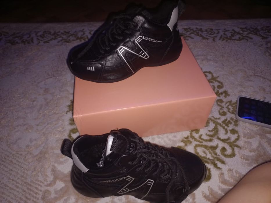 Продам кроссовки