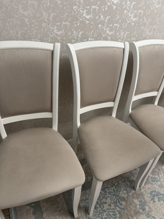 Продам 8 новых стульев