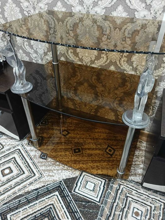 Стеклчнная полка под телевизор