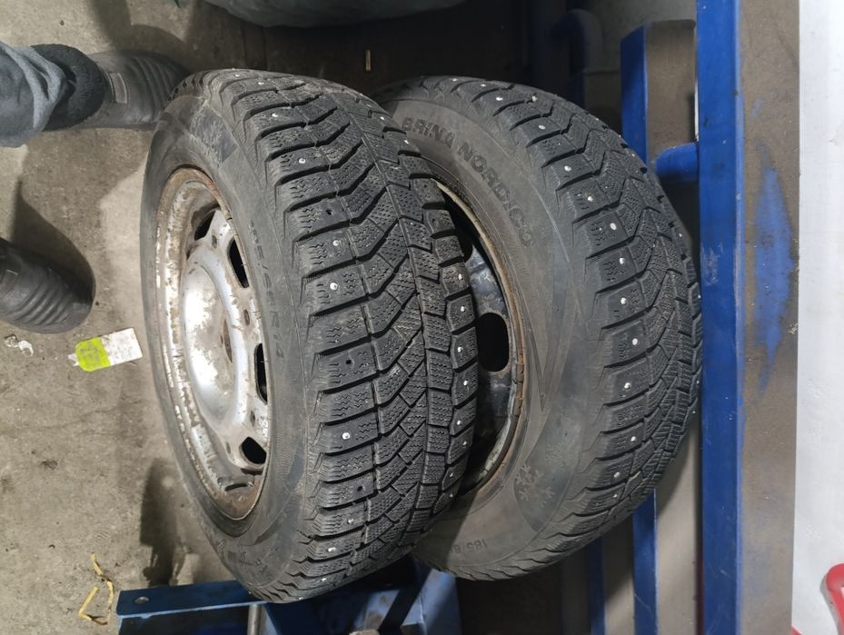 Продам два баллона с зимней резины с дисками размер 185/65 R14