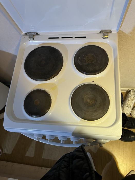 Электрическая плита с духовкой