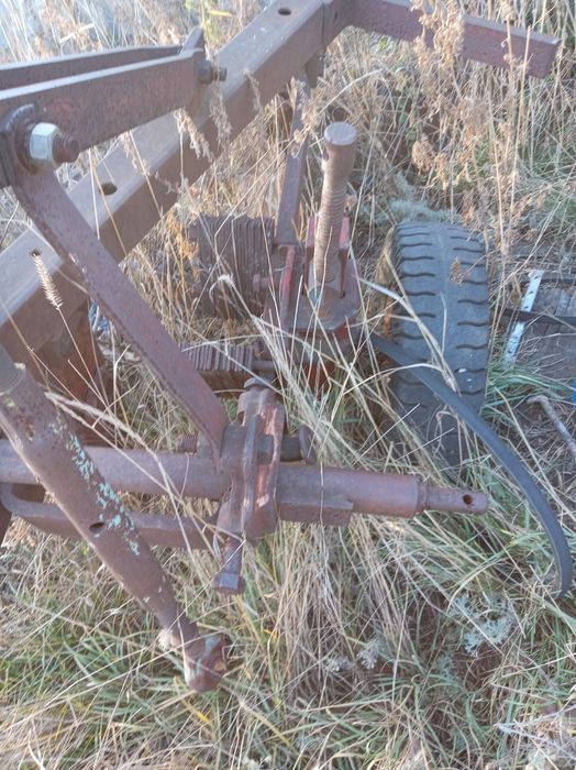 Плуг 3 корпуса в рабочем состоянии
