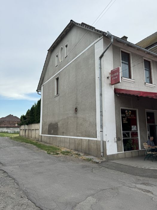 Cladire 633 mp, spații comerciale + etaj cu 10 camere – eligibilă PTJ