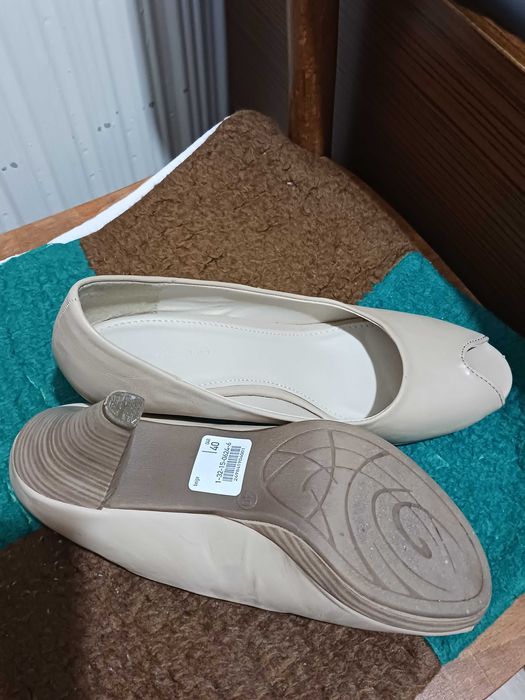 Подарявам обувки, носени 2 пъти.