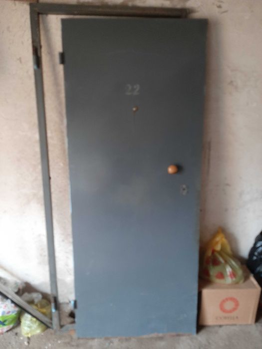 Продам металлическую дверь.б/у.
