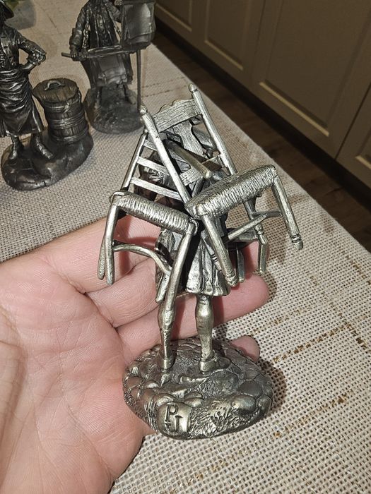 Statui metalice vechi.