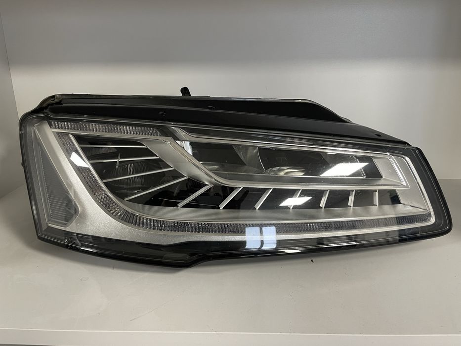 Audi a8 s8 D4 десен фар