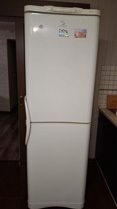Продам холодильник indesit
