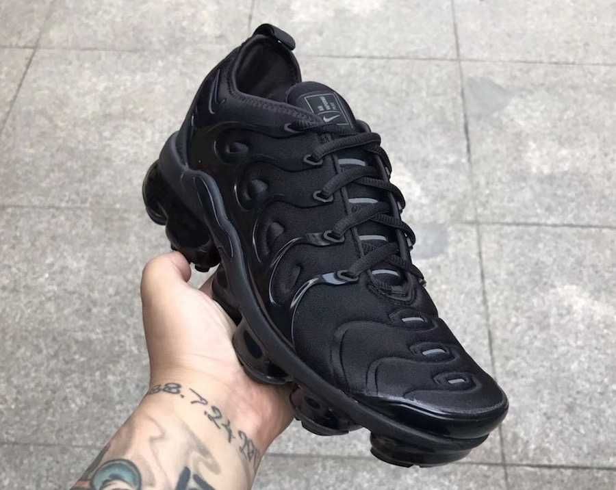 Обувки NIKE / VaporMax PLUS Black  + КУТИЯ