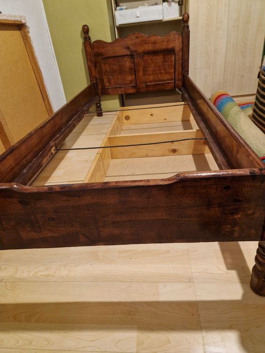 Дървено единично легло