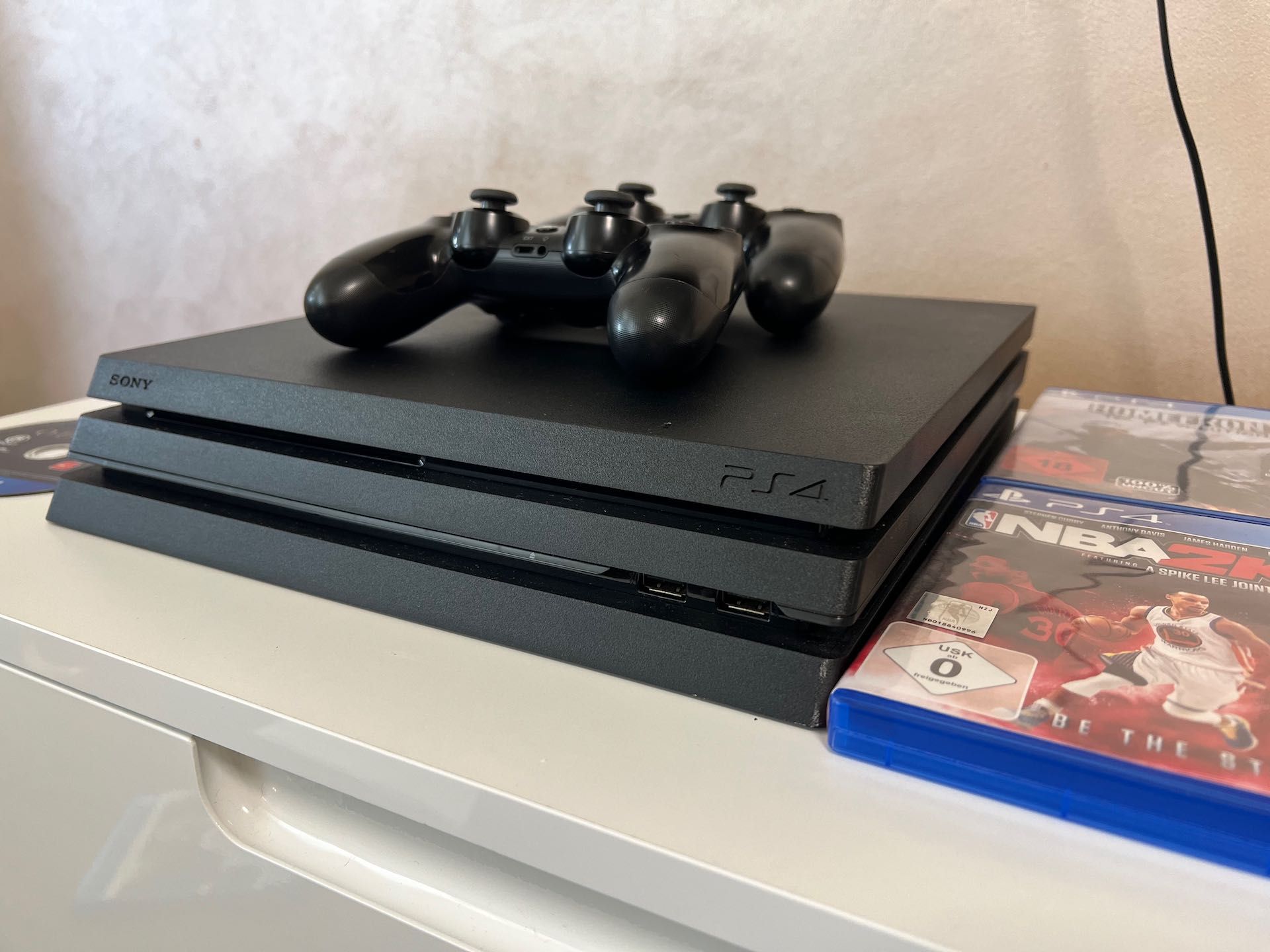 PlayStation 4 Pro 1TB  (PS4 PRO) с два джоистика и 4 игри