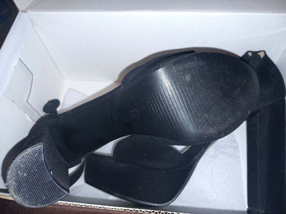 Vând sandale cu toc și platformă