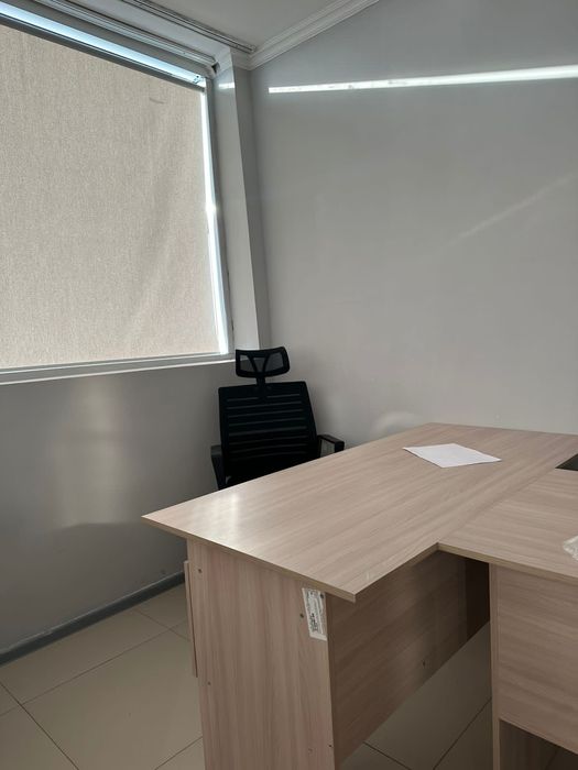 Офисный стол и кресло