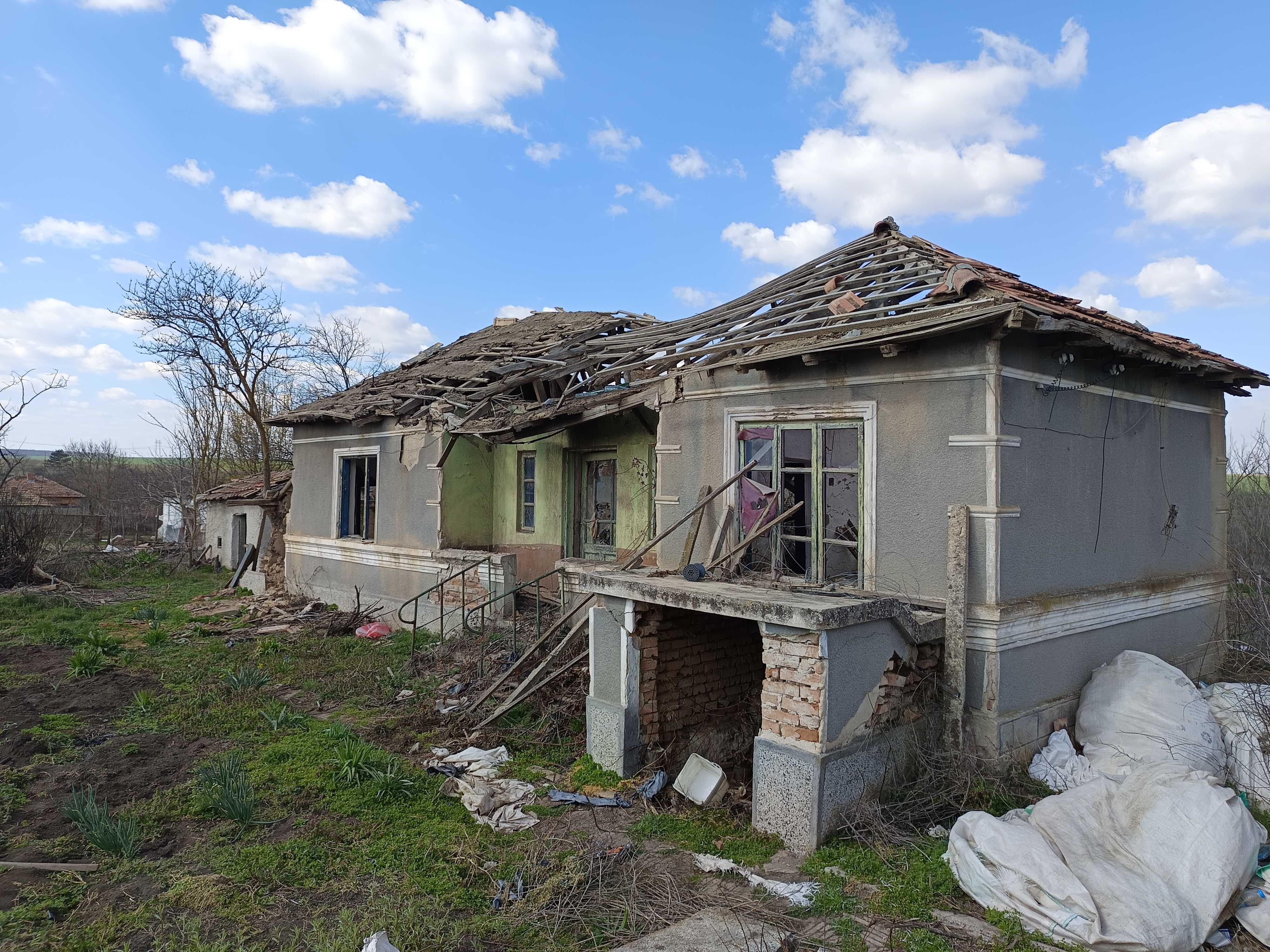 Голям двор с полу съборена къща в село Свобода, област Добрич