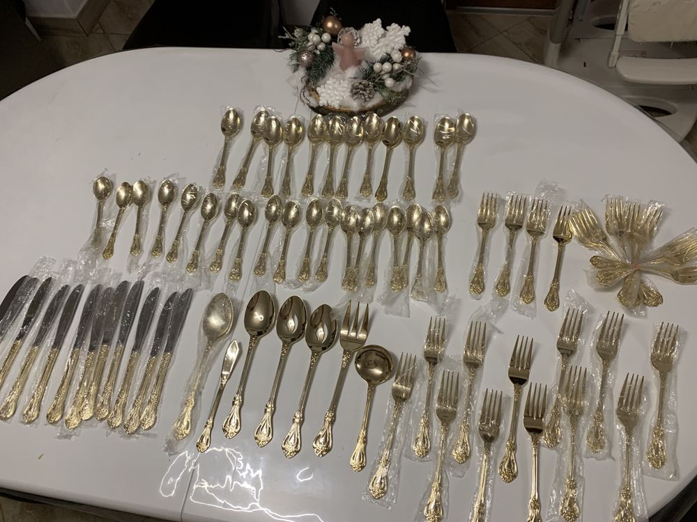Set tacamuri aurite 12 persoane 84 piese
