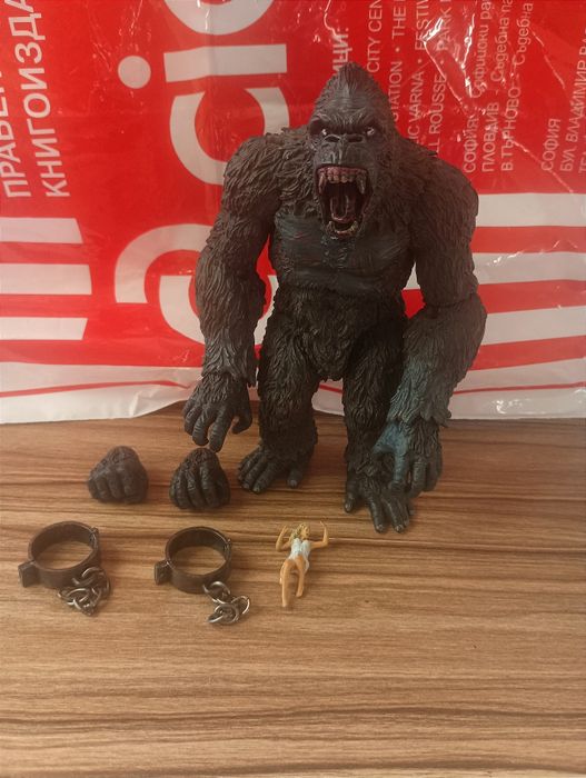 Фигурки на Годзила и Конг