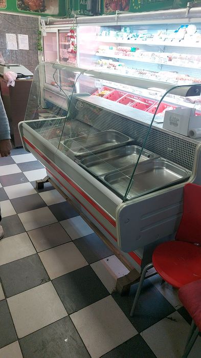 Vând vitrina frigorifica
