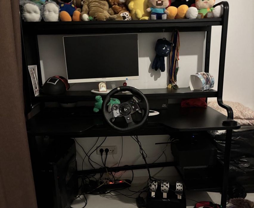 Vând birou, calculator, monitor, mouse și tastatură