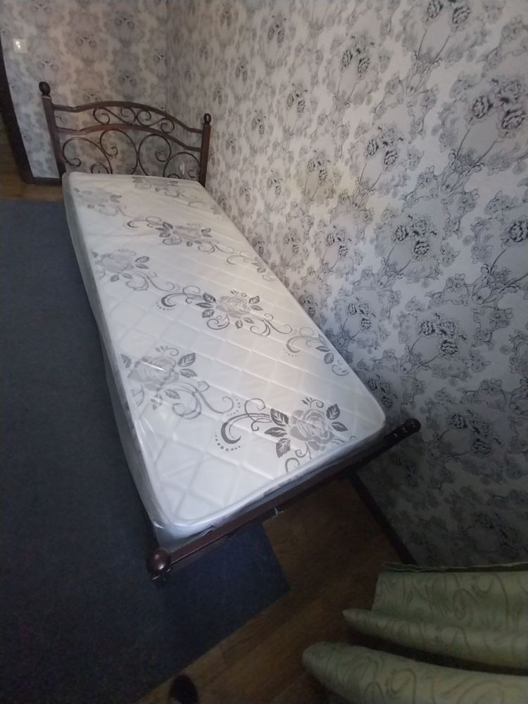 Кровать с матрасом