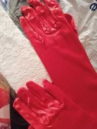 Атласные красные длинные перчатки