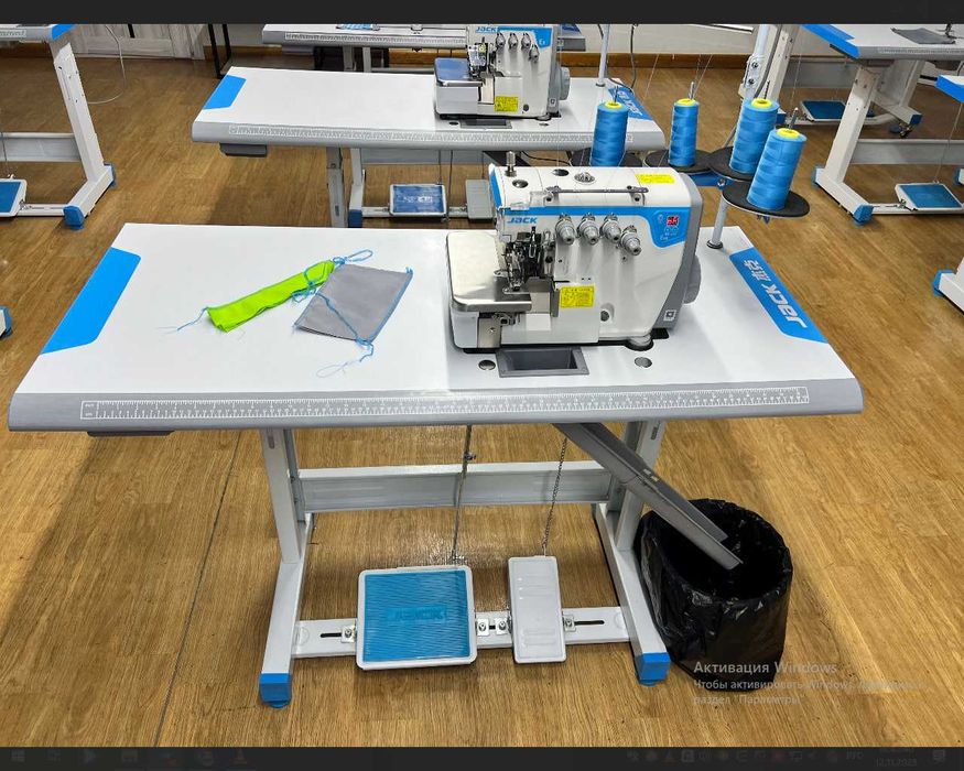 Оверлок JACK  четырехниточный промышленный  модель-Е4S.