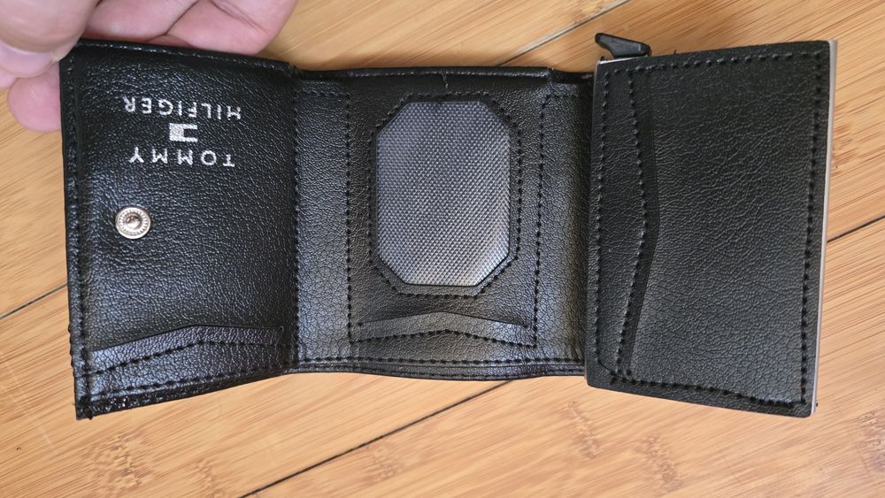 Portofel Tommy Hilfiger cu suport modern carduri