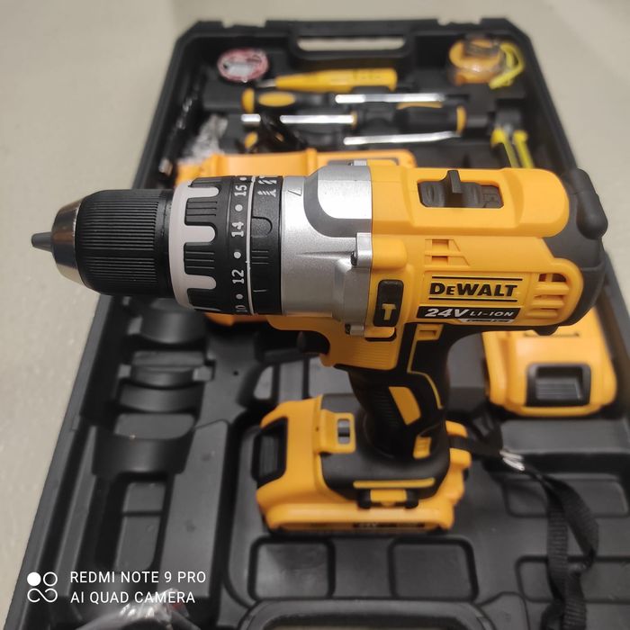 Autofiletanta DEWALT cu 2 acumulatori și accesorii.
